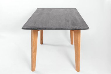 Beyaz arkaplanda el yapımı ahşap masa.