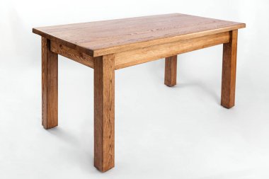 Beyaz arkaplanda el yapımı ahşap masa.