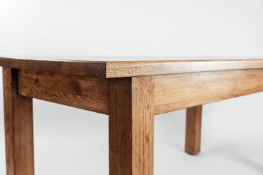 Beyaz arkaplanda el yapımı ahşap masa.