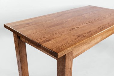 Beyaz arkaplanda el yapımı ahşap masa.