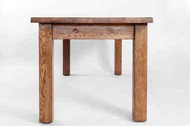 Beyaz arkaplanda el yapımı ahşap masa.