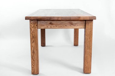 Beyaz arkaplanda el yapımı ahşap masa.