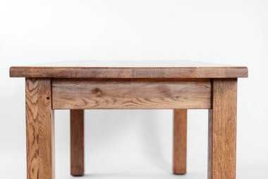 Beyaz arkaplanda el yapımı ahşap masa.