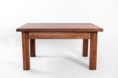 Beyaz arkaplanda el yapımı ahşap masa.