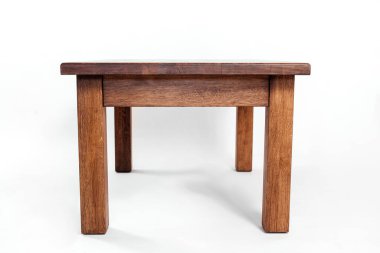 Beyaz arkaplanda el yapımı ahşap masa.