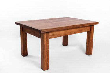 Beyaz arkaplanda el yapımı ahşap masa.