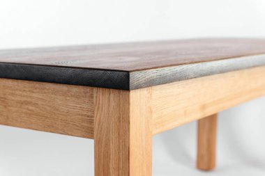 Beyaz arkaplanda el yapımı ahşap masa.