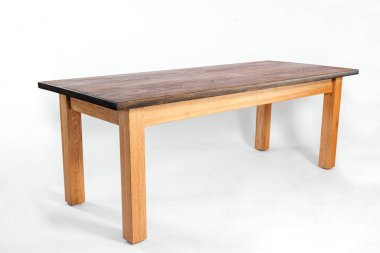 Beyaz arkaplanda el yapımı ahşap masa.