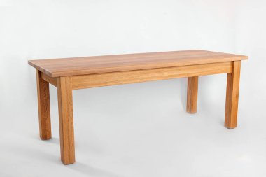 Beyaz arkaplanda el yapımı ahşap masa.