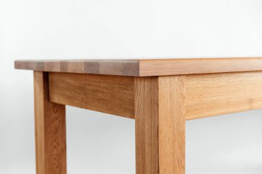 Beyaz arkaplanda el yapımı ahşap masa.