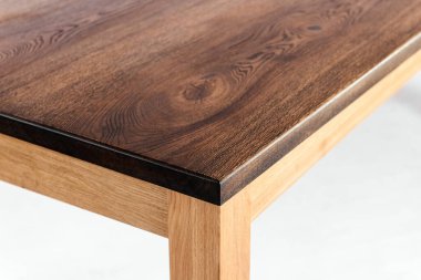 Beyaz arkaplanda el yapımı ahşap masa.