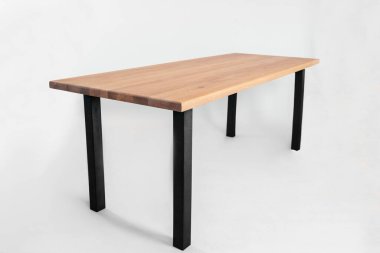 Beyaz arkaplanda el yapımı ahşap masa.