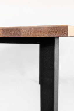 Beyaz arkaplanda el yapımı ahşap masa.