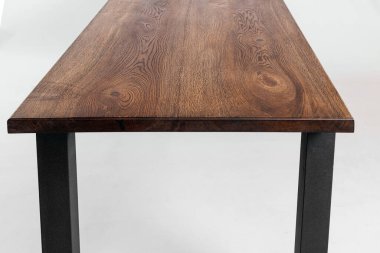 Beyaz arkaplanda el yapımı ahşap masa.