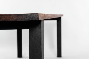 Beyaz arkaplanda el yapımı ahşap masa.