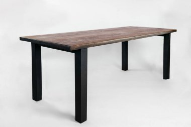 Beyaz arkaplanda el yapımı ahşap masa.