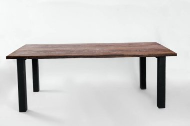 Beyaz arkaplanda el yapımı ahşap masa.