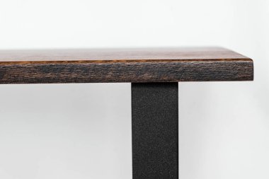 Beyaz arkaplanda el yapımı ahşap masa.