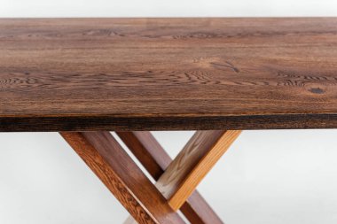 Beyaz arkaplanda el yapımı ahşap masa.