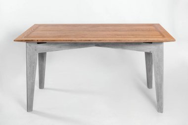 Beyaz arkaplanda el yapımı ahşap masa.