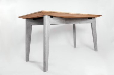 Beyaz arkaplanda el yapımı ahşap masa.