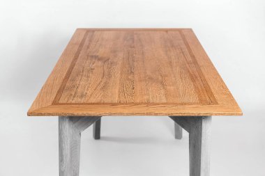 Beyaz arkaplanda el yapımı ahşap masa.