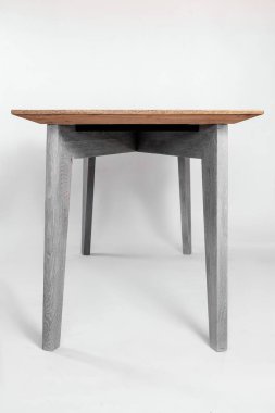 Beyaz arkaplanda el yapımı ahşap masa.