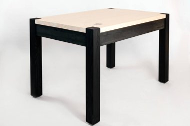 Beyaz arkaplanda el yapımı ahşap masa.