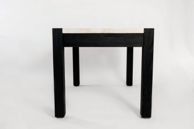 Beyaz arkaplanda el yapımı ahşap masa.