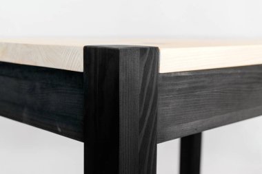 Beyaz arkaplanda el yapımı ahşap masa.