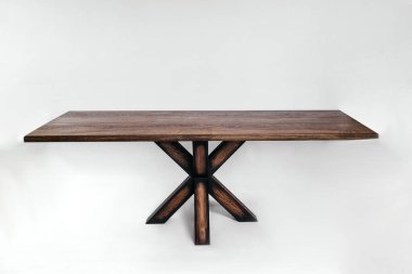 Beyaz arkaplanda el yapımı ahşap masa.