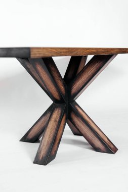 Beyaz arkaplanda el yapımı ahşap masa.