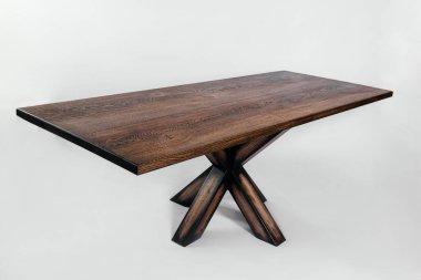 Beyaz arkaplanda el yapımı ahşap masa.