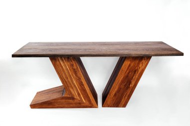 Beyaz arkaplanda el yapımı ahşap masa.