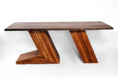 Beyaz arkaplanda el yapımı ahşap masa.