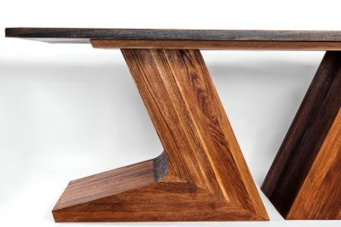 Beyaz arkaplanda el yapımı ahşap masa.