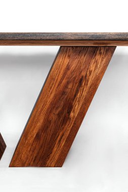 Beyaz arkaplanda el yapımı ahşap masa.