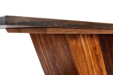 Beyaz arkaplanda el yapımı ahşap masa.