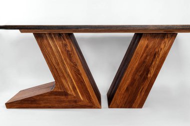 Beyaz arkaplanda el yapımı ahşap masa.