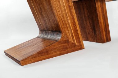 Beyaz arkaplanda el yapımı ahşap masa.