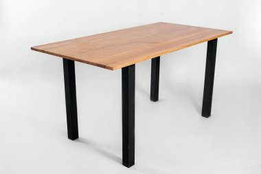 Beyaz arkaplanda el yapımı ahşap masa.