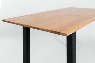 Beyaz arkaplanda el yapımı ahşap masa.