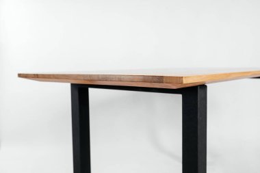 Beyaz arkaplanda el yapımı ahşap masa.