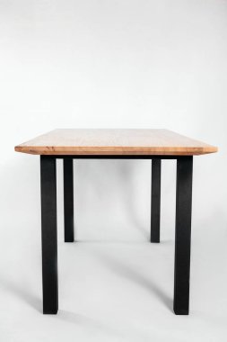 Beyaz arkaplanda el yapımı ahşap masa.