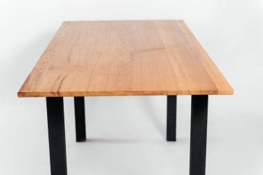 Beyaz arkaplanda el yapımı ahşap masa.