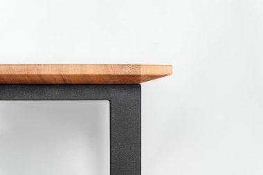 Beyaz arkaplanda el yapımı ahşap masa.