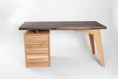 Beyaz arkaplanda el yapımı ahşap masa.