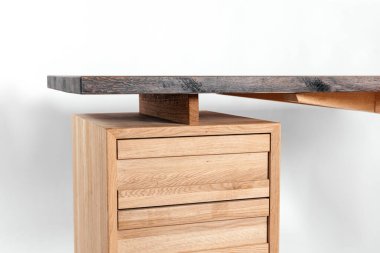 Beyaz arkaplanda el yapımı ahşap masa.