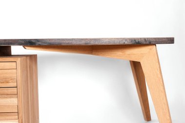 Beyaz arkaplanda el yapımı ahşap masa.