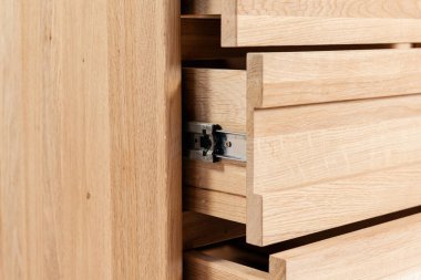 Beyaz arkaplanda el yapımı ahşap masa.